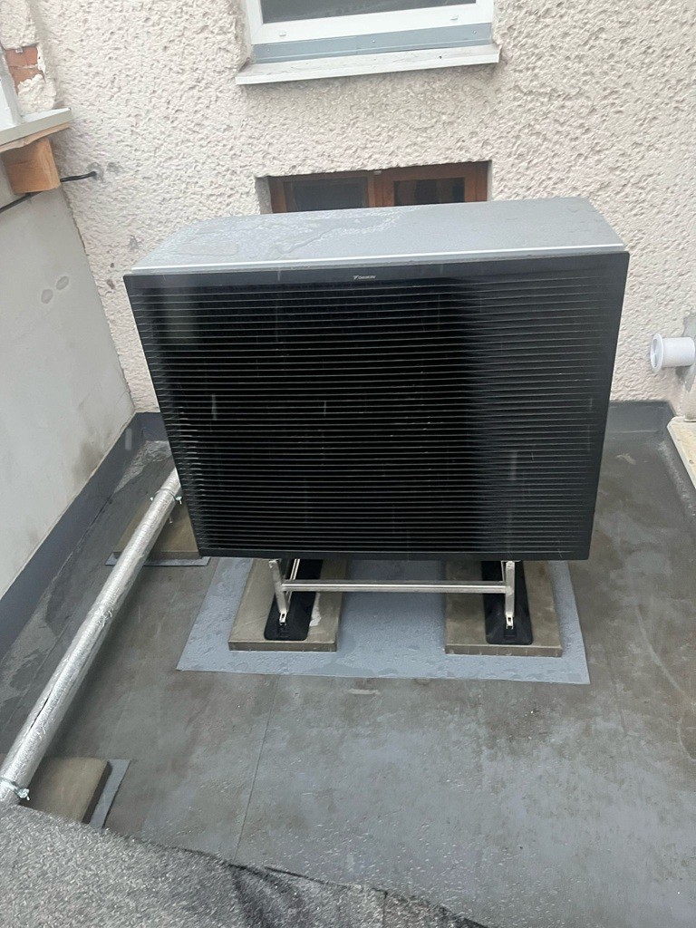 Instalace tepelného čerpadla Daikin  ERRA 12  + zásobník TUV 250 l
